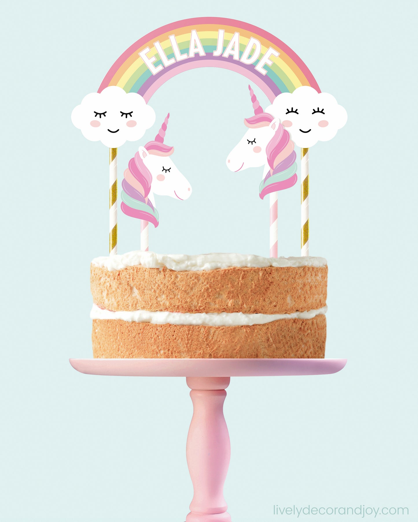 Sponge cake with a printable unicorn topper and a personalized name. Pastel colors.