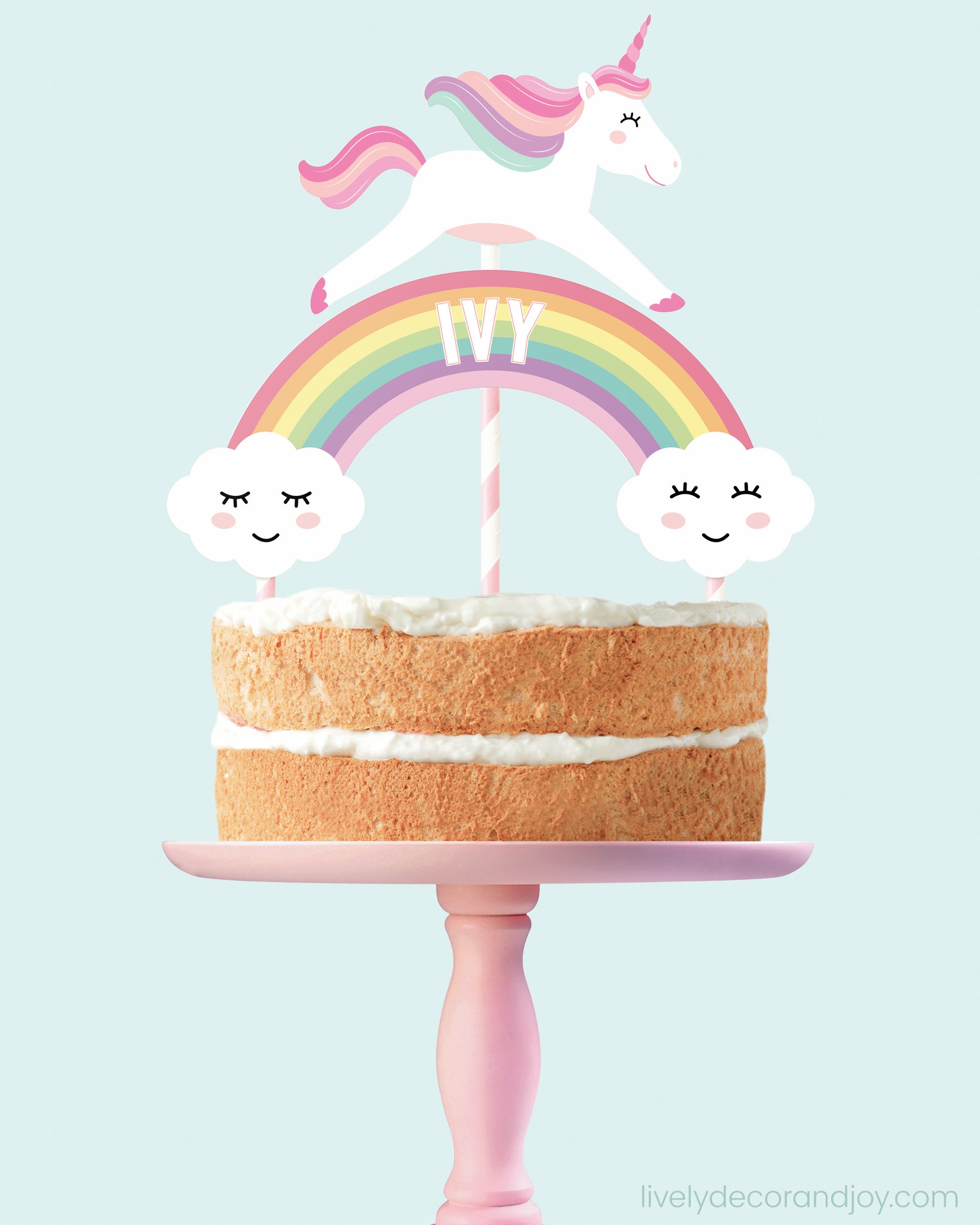 Sponge cake with a printable unicorn topper and a personalized name. Pastel colors.