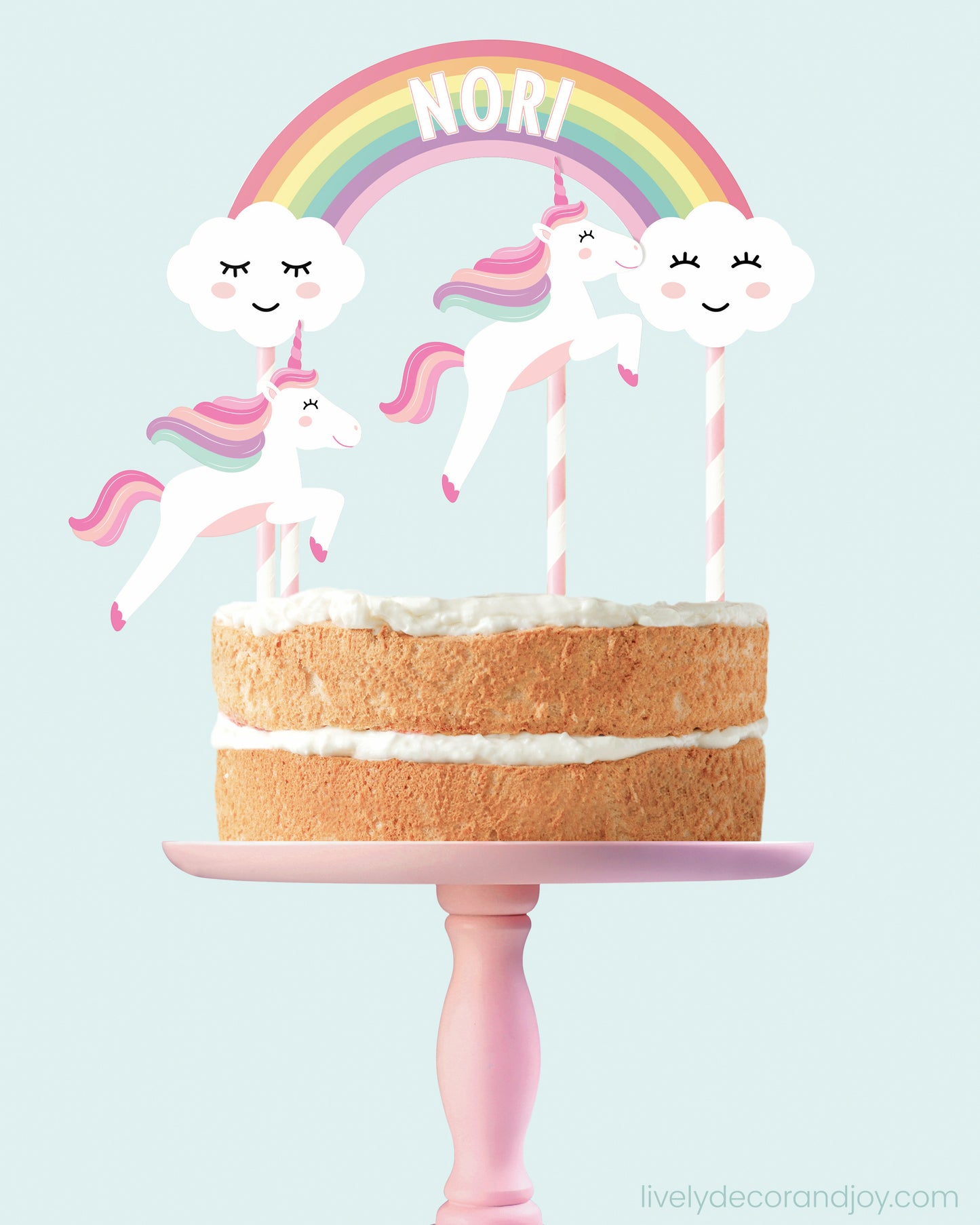 Sponge cake with a printable unicorn topper and a personalized name. Pastel colors.