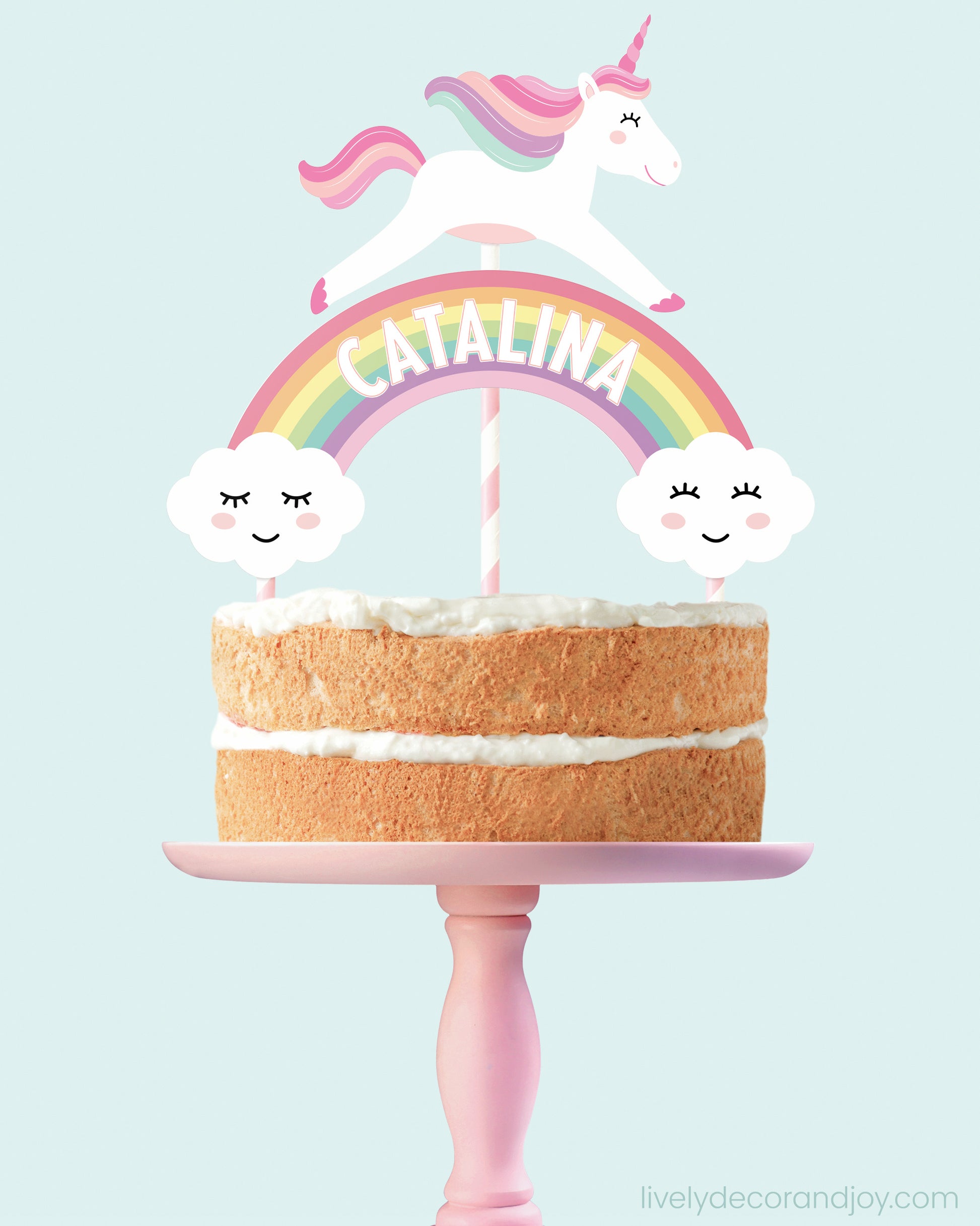 Sponge cake with a printable unicorn topper and a personalized name. Pastel colors.